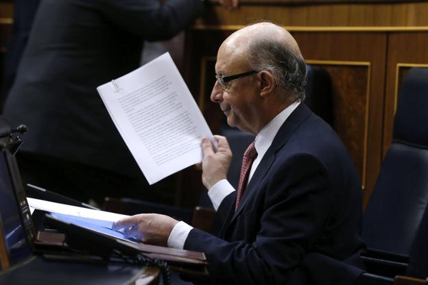 Montoro revisa sus notas en su escaño del Congreso, en el debate de las enmiendas parciales a los Presupuestos de 2017. :: K. Huesca / Efe
