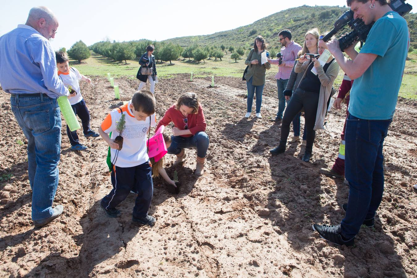 Cuca Gamarra y unos 200 escolares de la ciudad han participado en la tradicional plantación de encinas y pinos en el parque de La Grajera