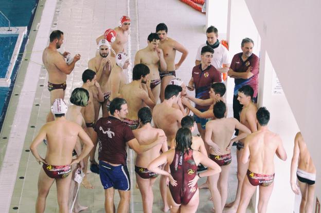 Jugadores del Waterpolo Logroño, tras un partido. :: l.r.
