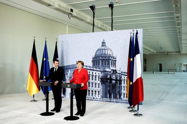 Emmanuel Macron y Angela Merkel, ayer durante la rueda de prensa en Berlín. :: C. K. / efe