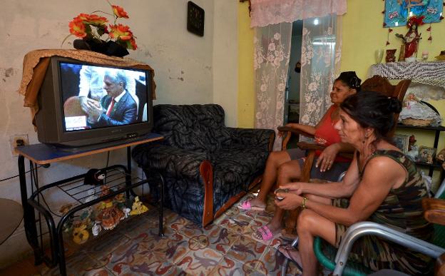 Dos mujeres siguen en directo en su casa en La Habana el nombramiento de Díaz-Canel como nuevo presidente de Cuba . :: Yamil LAGE / afp