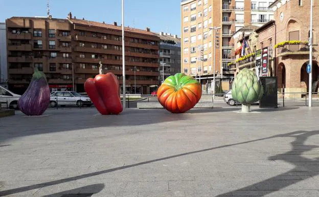 Seis verduras gigantes adornan Calahorra durante las Jornadas Gastronómicas
