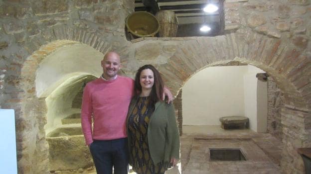 Danny Bolger y Giorgia Mariani posan ante el completo centro de elaboración del vino de época medieval que aloja la Posada Ignatius. :: p. h.