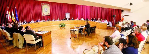Salón de plenos del Ayuntamiento de Logroño, durante una sesión reciente. :: juan marín