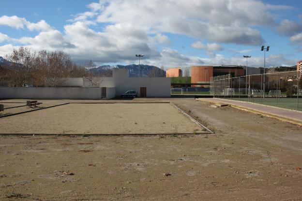 Parcela de Sendero en la que estaba prevista la construcción de la pista polideportiva cubierta. :: e. p.