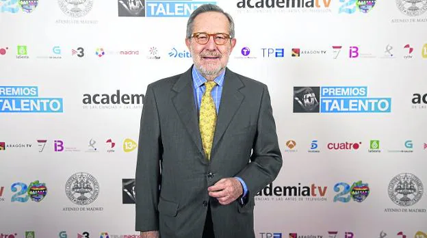 Pedro Erquicia, en unos premios de la Academia de Televisión, y arriba en una recepción de los Reyes, a los que presentó. :: R. C.