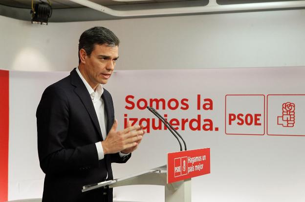  Pedro Sánchez, durante la rueda de prensa ofrecida ayer en la madrileña sede de Ferraz. :: víctor lerena / efe