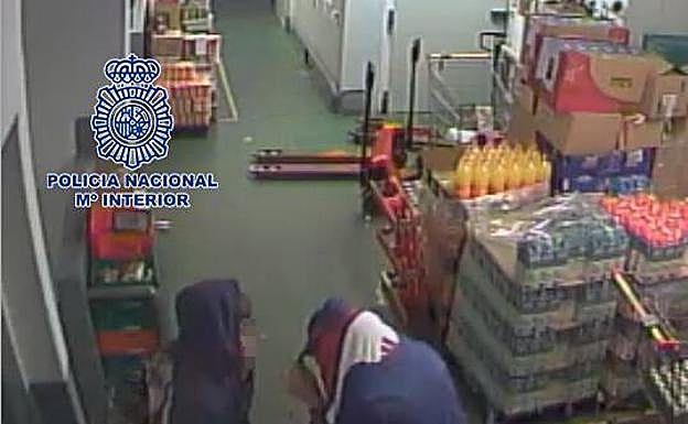 Detenidos cinco jóvenes por dos robos con fuerza en un comercio logroñés