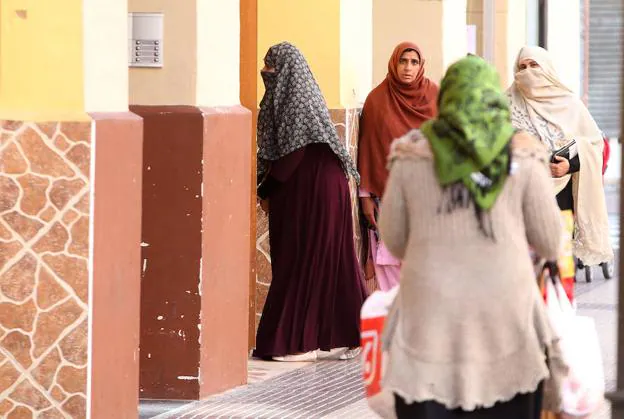 Mujeres musulmanas acuden al rezo de los viernes al centro islámico Al Firdaws de la calle Villegas de Logroño.