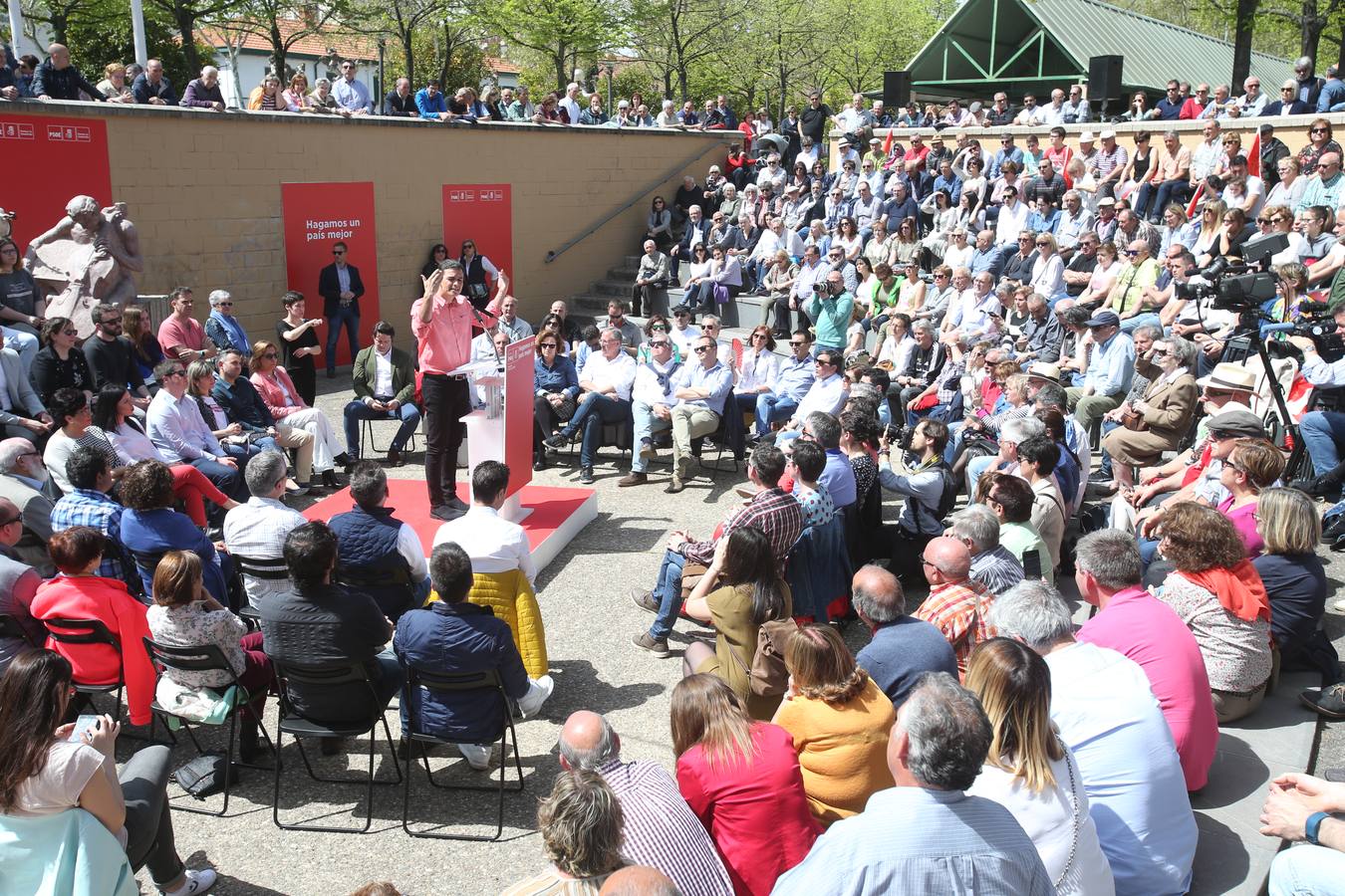 el secretario general del PSOE ha pronunciado un discurso en la plaza Joaquín Elizalde.