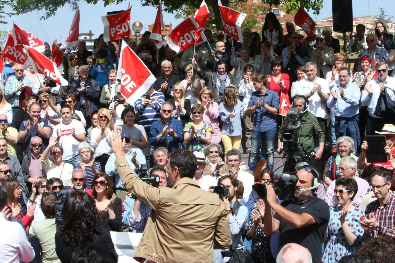 el secretario general del PSOE ha pronunciado un discurso en la plaza Joaquín Elizalde.
