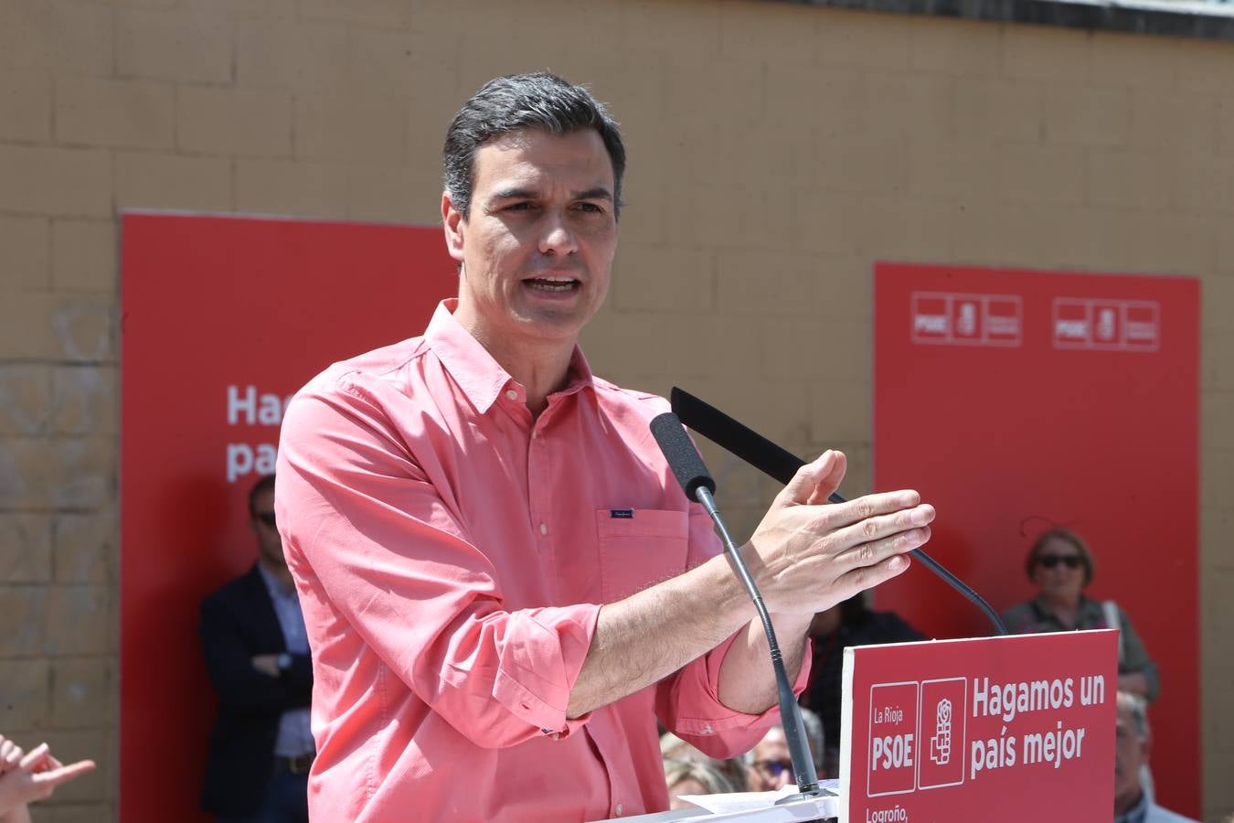 el secretario general del PSOE ha pronunciado un discurso en la plaza Joaquín Elizalde.