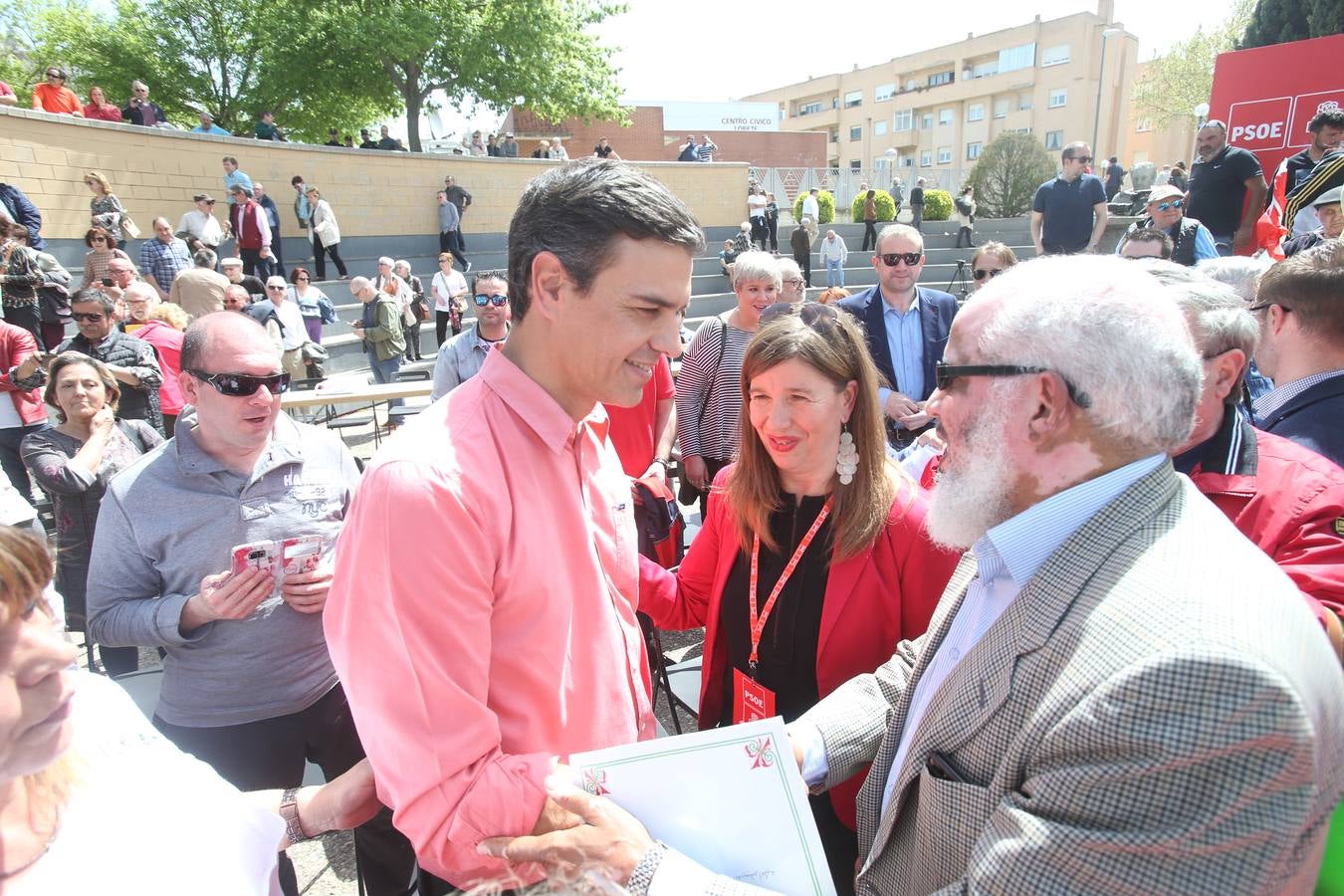 el secretario general del PSOE ha pronunciado un discurso en la plaza Joaquín Elizalde.