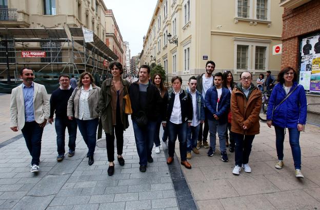 Arsido reunió ayer por la tarde en unas jornadas a varios de sus jóvenes usuarios con síndrome Down a los que acompañaron sus hermanos. :: Jonathan Herreros