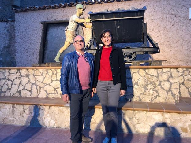 Pedro Montalvo y Estrella Santana, en Ariño (Teruel). :: l.r.