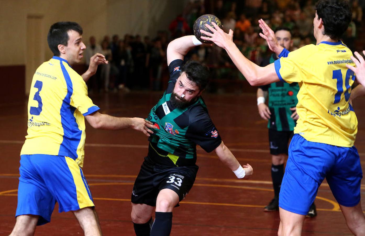 El Calasancio se impuso al Navarrete por 30-29 y se hizo con título de Liga de Segunda división de balonmano. El partido tuvo un desenlace de inafarto puesto que el equipo subcampeón gozaba de un 29-26 a falta de tres minutos para el final.