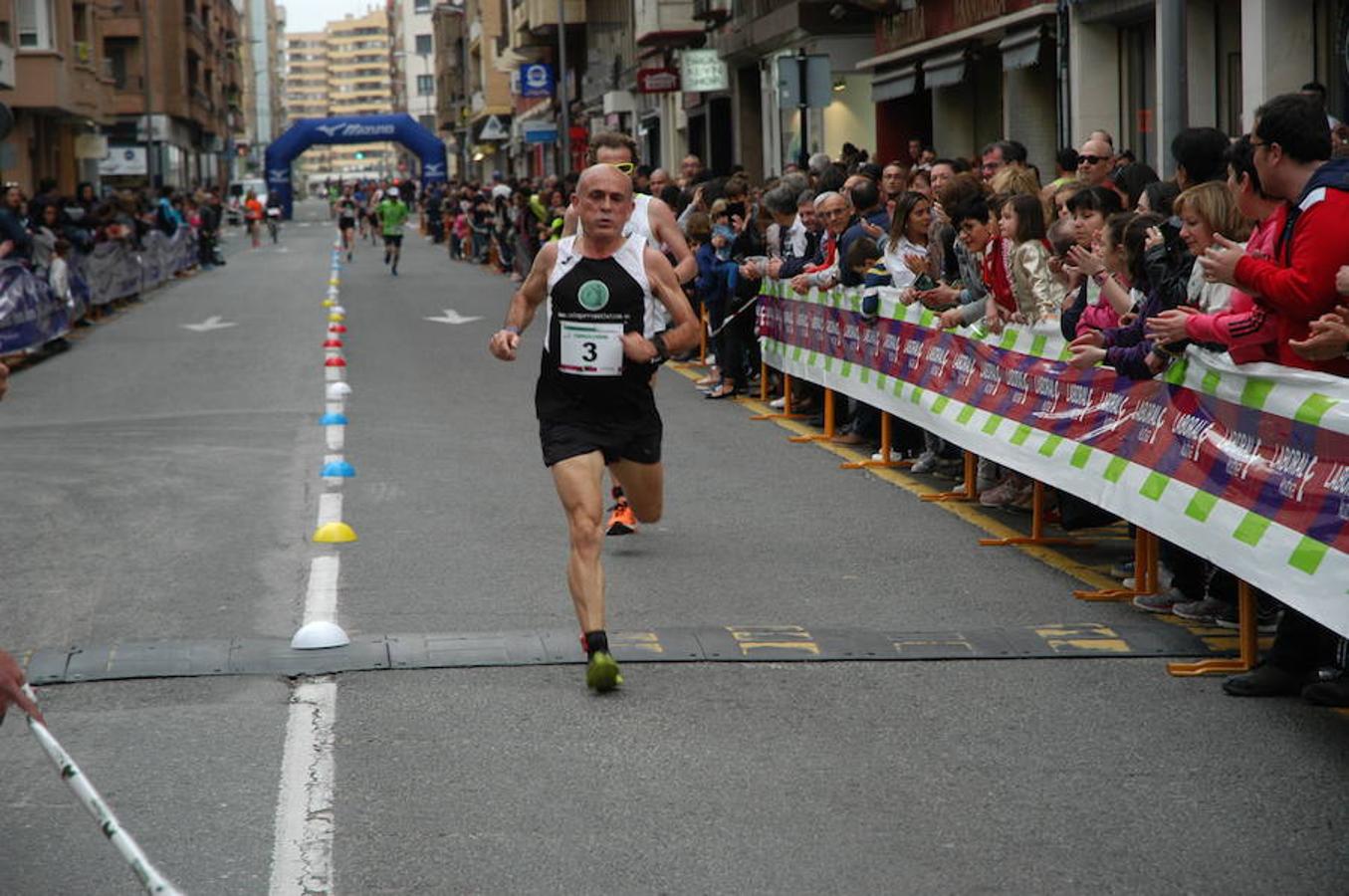 Los atletas Benmeziane y De Blas entraron de la mano en la carrera masculina mientras que Paula Sanz fue la mejor en categoría femenina en una prueba que hizo las veces de Campeonato de La Rioja de los 10 kilómetros.