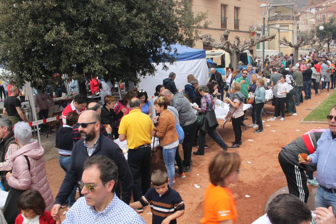 Herce vivió una jornada marcada por la gran afluencia de público que se agolpó para disfrutar del festival de la cebolla asada. Buen tiempo y calles abarrotadas dieron colorido a la localidad que convirtió en reina a la cebolla asada.