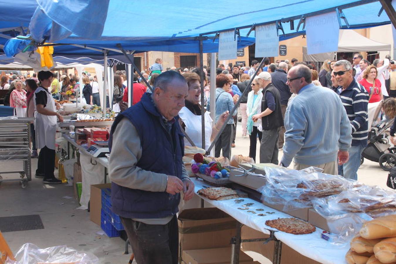 Herce vivió una jornada marcada por la gran afluencia de público que se agolpó para disfrutar del festival de la cebolla asada. Buen tiempo y calles abarrotadas dieron colorido a la localidad que convirtió en reina a la cebolla asada.