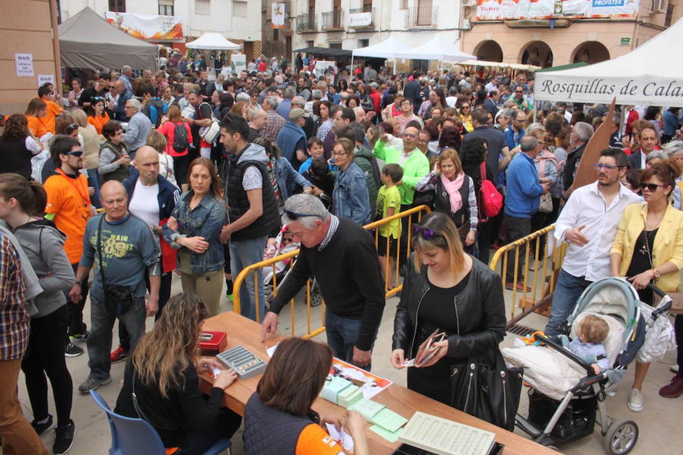 Herce vivió una jornada marcada por la gran afluencia de público que se agolpó para disfrutar del festival de la cebolla asada. Buen tiempo y calles abarrotadas dieron colorido a la localidad que convirtió en reina a la cebolla asada.