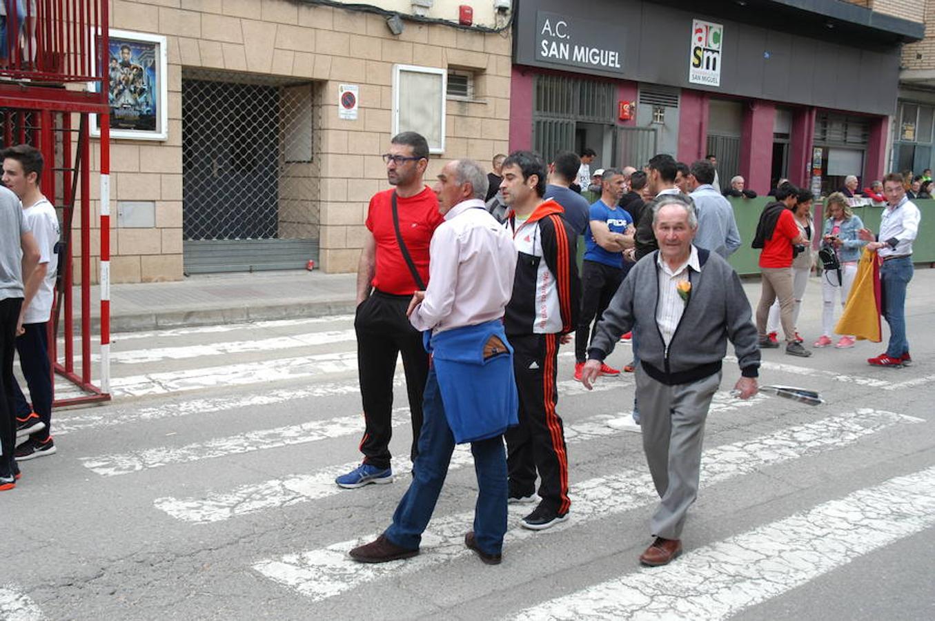 Acitividad incesante en Rincón de Soto con motivo de las Fiestas de la Juventud locales. Comida, charanga, encierro, baile de sevillanas en la plaza...