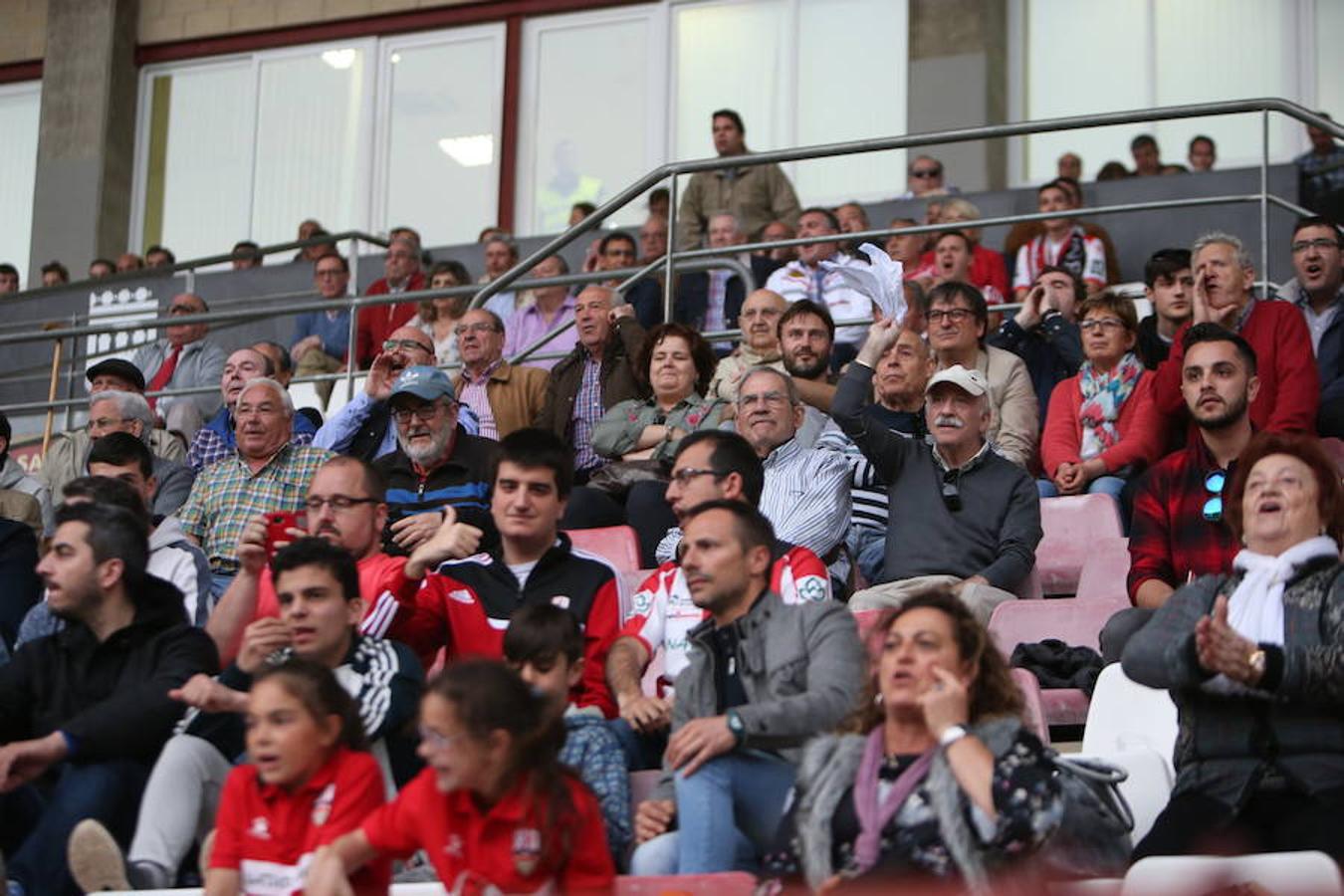 La UDL perdió ayer cualquier opción de colarse entre el cuarteto de elegidos para disputar el play off de ascenso a Segunda división tras perder en Las Gaunas (1-2) ante un potente Sporting en un partido en el que sobró la polémica.