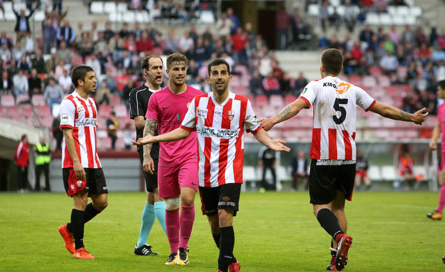 La UDL perdió ayer cualquier opción de colarse entre el cuarteto de elegidos para disputar el play off de ascenso a Segunda división tras perder en Las Gaunas (1-2) ante un potente Sporting en un partido en el que sobró la polémica.