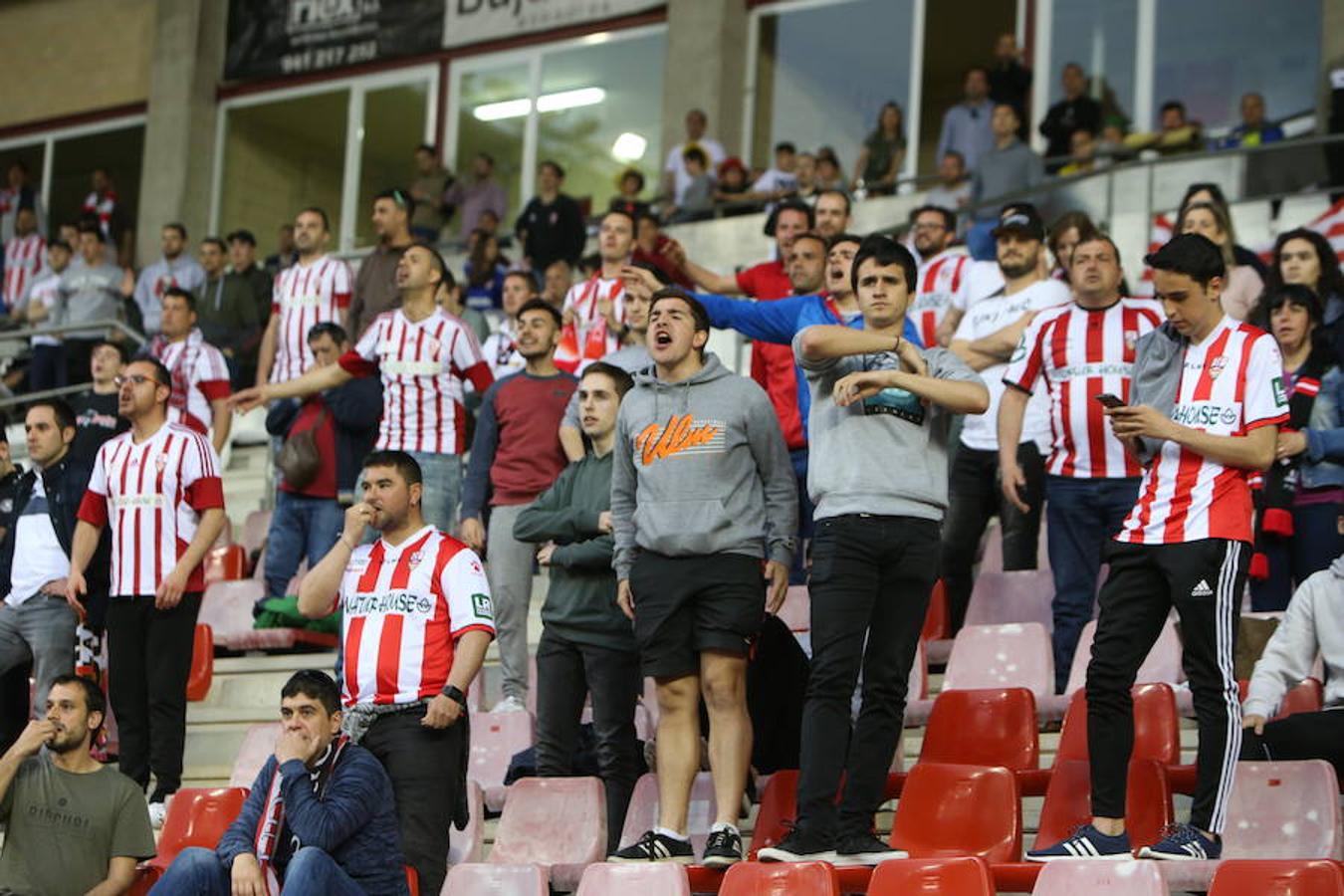 La UDL perdió ayer cualquier opción de colarse entre el cuarteto de elegidos para disputar el play off de ascenso a Segunda división tras perder en Las Gaunas (1-2) ante un potente Sporting en un partido en el que sobró la polémica.