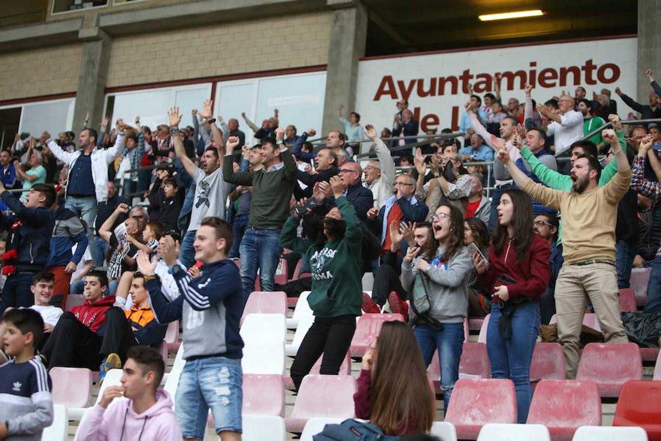 La UDL perdió ayer cualquier opción de colarse entre el cuarteto de elegidos para disputar el play off de ascenso a Segunda división tras perder en Las Gaunas (1-2) ante un potente Sporting en un partido en el que sobró la polémica.