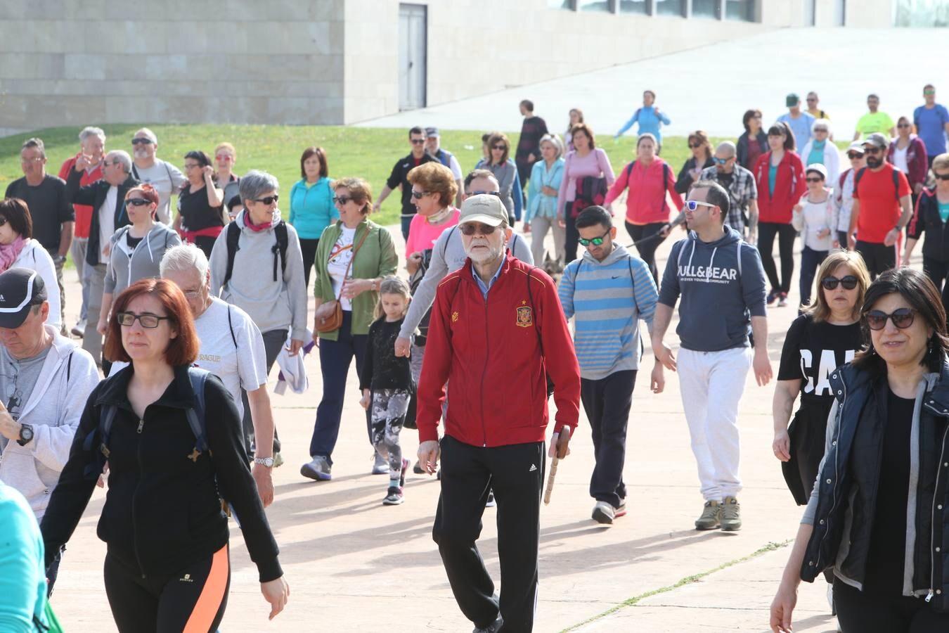 1.400 personas han participado en el tercer Paseo Saludable con destino el Monte Cantabria