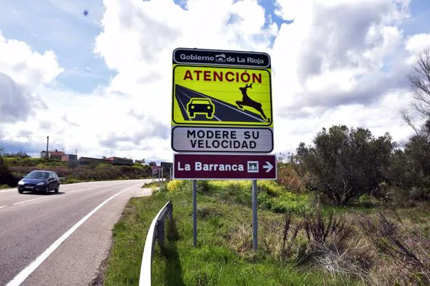 Señales informativas instaladas en la carretera que marcan la ubicación del cementerio civil de La Barranca. :: 