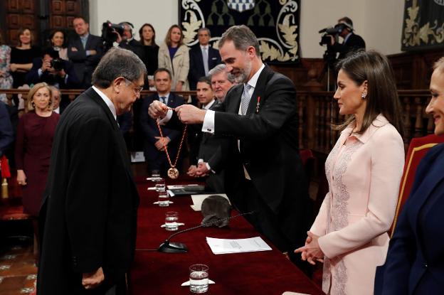 Felipe VI impone al escritor nicaragüense Sergio
Ramírez la medalla que le acredita como ganador
del Premio Cervantes, durante el solemne acto
académico celebrado ayer en el paraninfo de la
Universidad de Alcalá de Henares.
:: Juan Carlos Hidalgo / EFE
