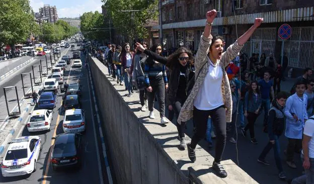 Un grupo de manifestantes, en una protesta ayer en Ereván, la capital de Armenia. :: Vano Shlamov / afp