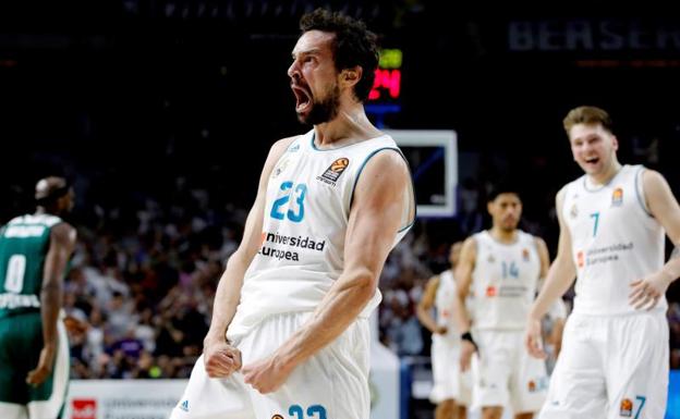 Sergio Llull festeja uno de los dos triples que acertó contra el Panathinaikos. 