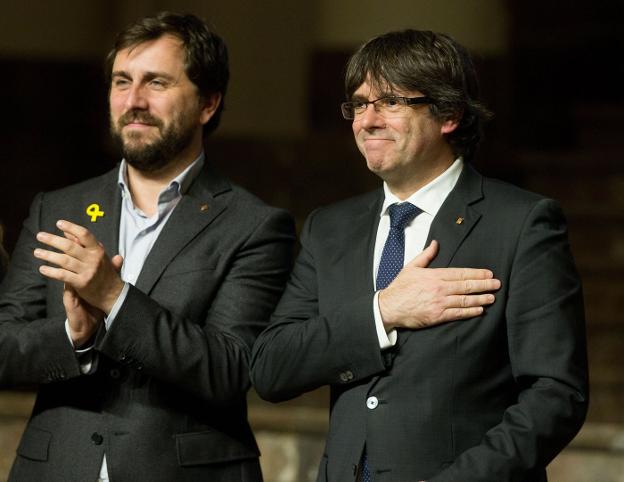 Comín y Puigdemont en un acto en noviembre con alcaldes catalanes en Bruselas. :: STEPHANIE LECOCQ / efe