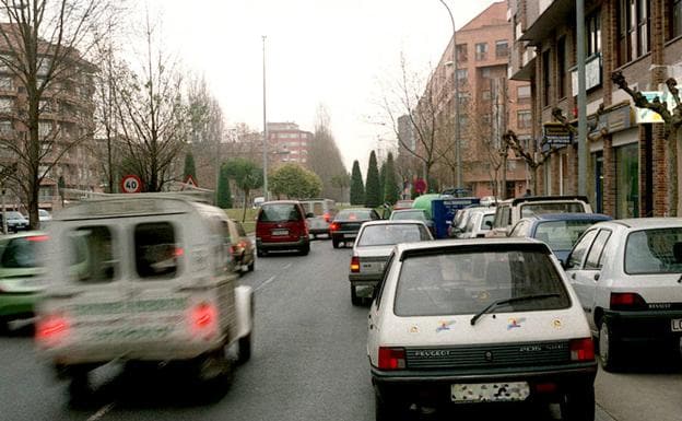 Coches aparcados en doble fila en una calle de Logroño. 
