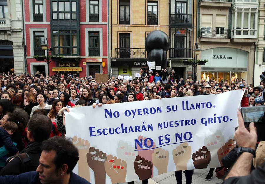 Miles de personas participan esta tarde en las múltiples movilizaciones convocadas en toda España en señal de repulsa a la sentencia dictada hoy contra los cinco integrantes de la Manada
