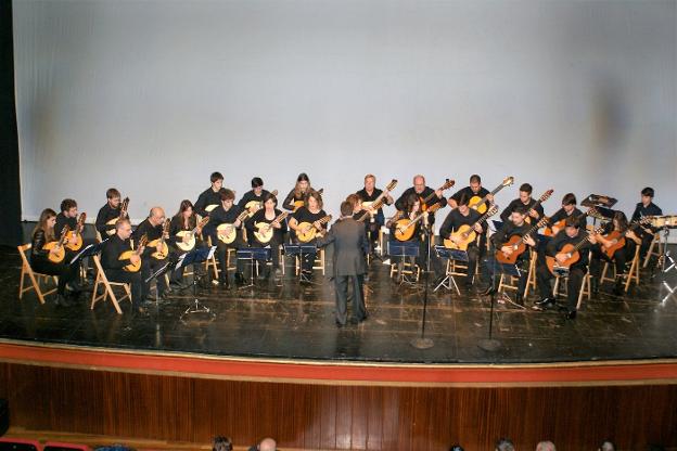 La orquesta najerina La Orden de la Terraza, en una de sus actuaciones en el Doga. :: F. D.