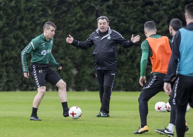 Carlos Pouso dirige una sesión de trabajo del Racing de Santander, el pasado mes de marzo. :: celedonio