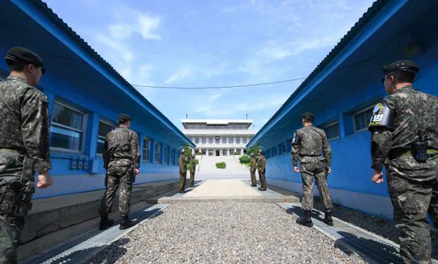 Soldados surcoreanos (en primer término) y guardias norcoreanos (detrás) en la Zona Desmilitarizada. :: afp
