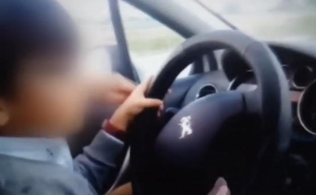 Investigan un vídeo en el que aparece un niño de 7 años conduciendo