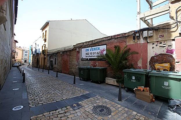 'En venta'. Servihabitat ha colgado el cartel anunciador entre los números 13, 15 y 17 de Ruavieja, entre la Casa Gótica y La Reja Dorada, frente al CCR. 