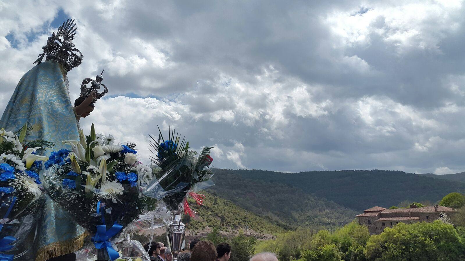 'Día grande' de las fiestas de San Marcos en Torrecilla en Cameros con la bajada de la patrona, la Virgen de Tómalos, hasta el pueblo.