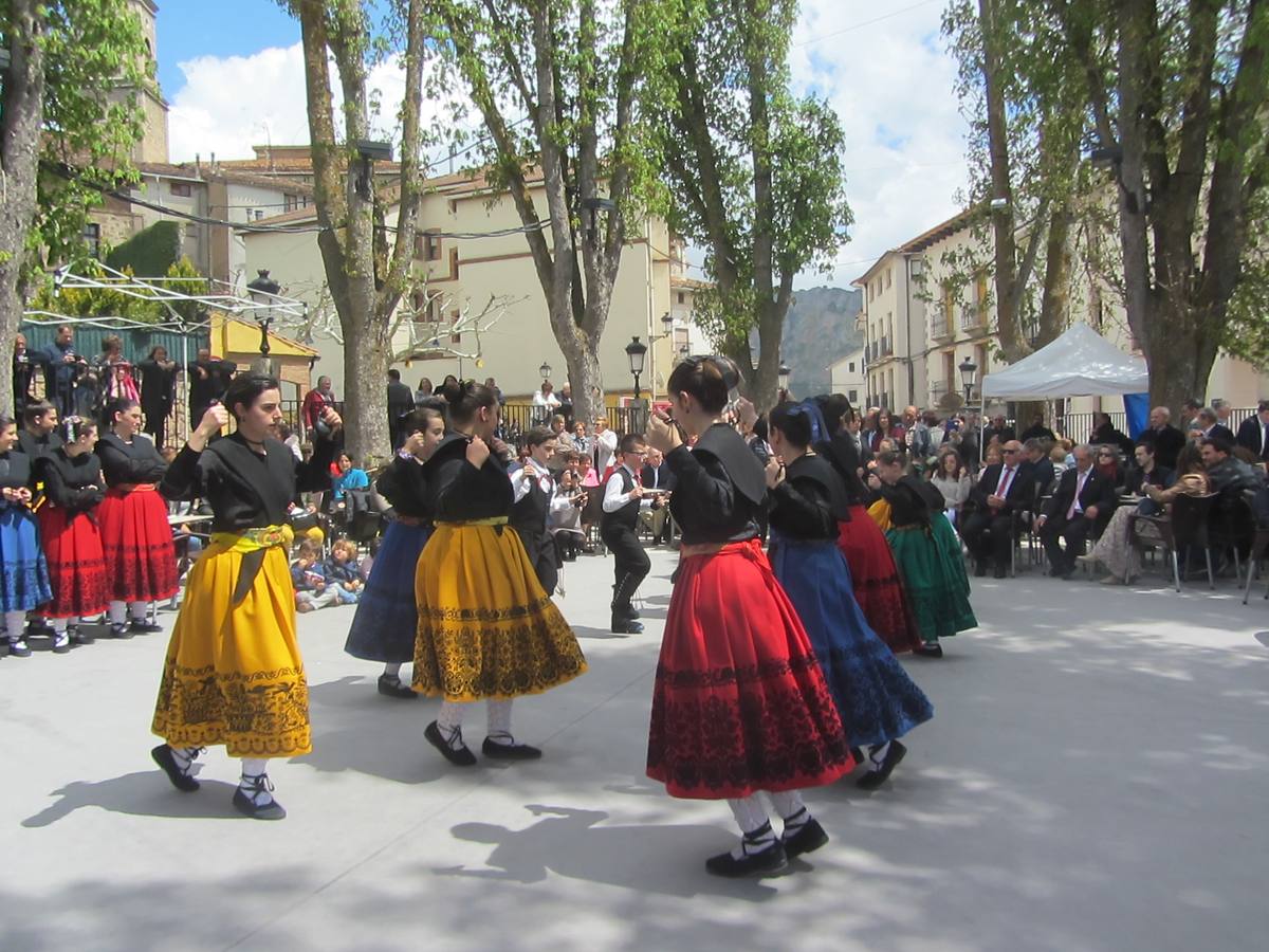 'Día grande' de las fiestas de San Marcos en Torrecilla en Cameros con la bajada de la patrona, la Virgen de Tómalos, hasta el pueblo.