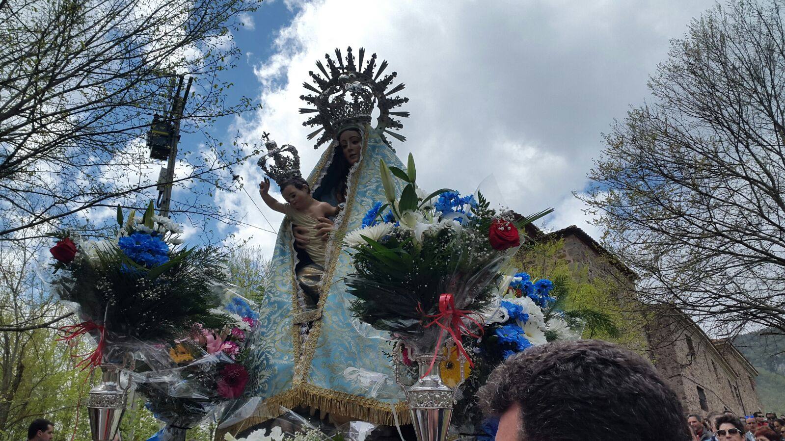 'Día grande' de las fiestas de San Marcos en Torrecilla en Cameros con la bajada de la patrona, la Virgen de Tómalos, hasta el pueblo.