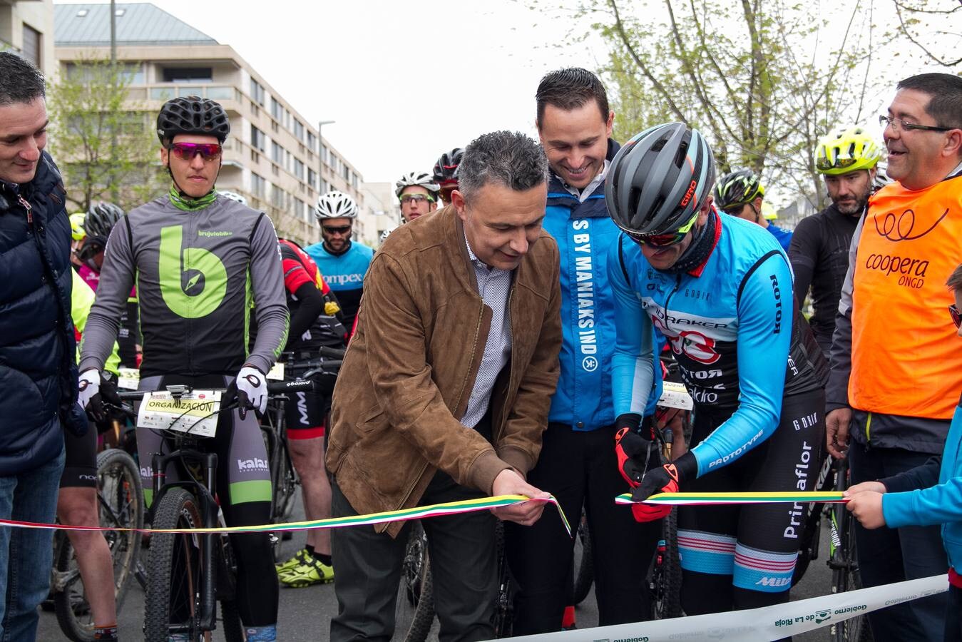 La lluvia no hizo acto de presencia; la temperatura era, incluso, buena para disfrutar de la bicicleta; y el paisaje es único y, además, anticipaba lo que será La Rioja Bike Race, que arrancará en unos días. Así fue la Marcha Solidaria Carlos Coloma con Coopera, que ayer vivió su sexta edición con el concurso de un pelotón que se acercó al medio millar de ciclistas. Los organizadores tenían la previsión de sumar 5.000 euros para apoyar un proyecto educativo en Senegal. Se ha superado, una vez más, la barrera y se demuestra, también una vez más, que el deporte siempre responde a la llamada.