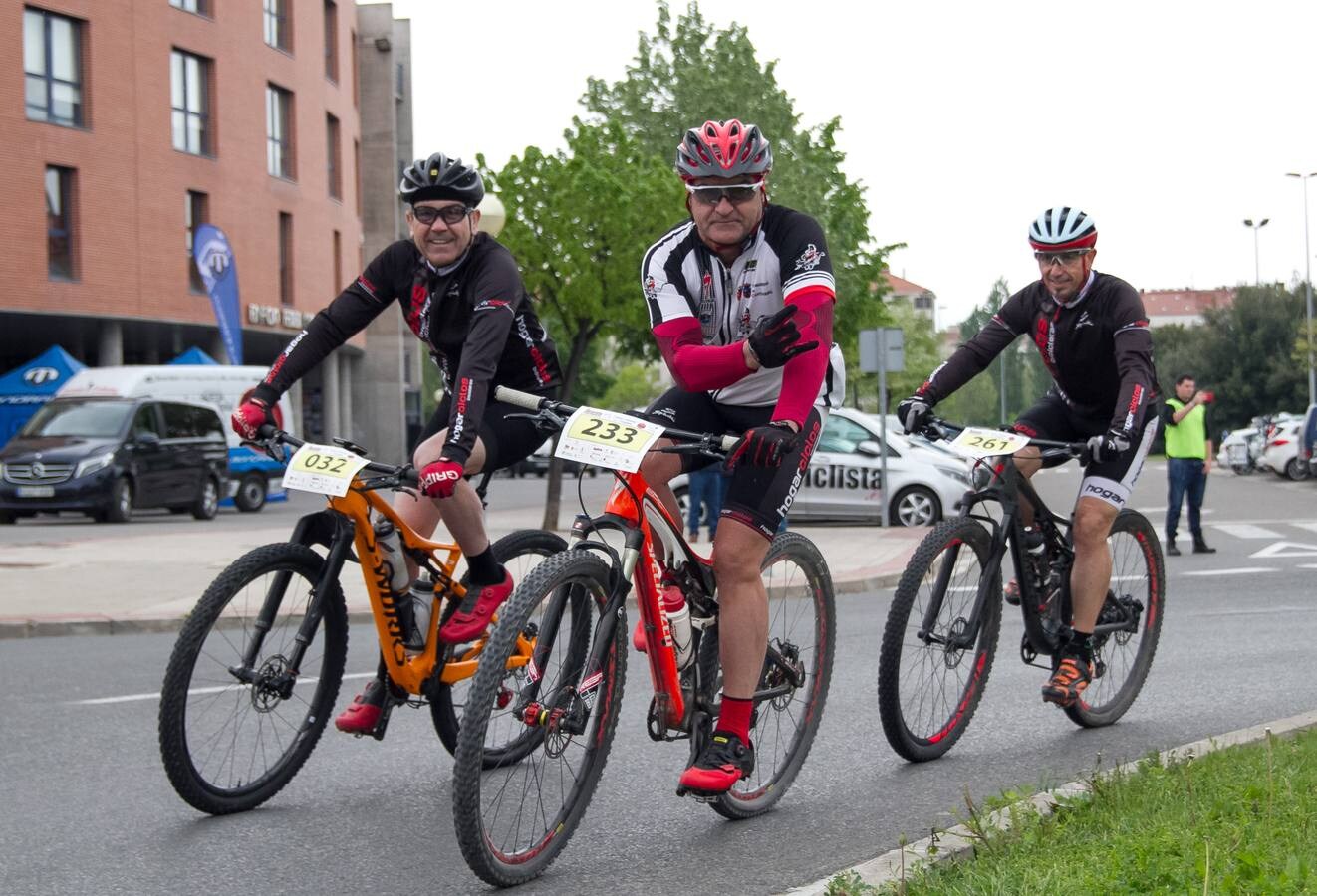 La lluvia no hizo acto de presencia; la temperatura era, incluso, buena para disfrutar de la bicicleta; y el paisaje es único y, además, anticipaba lo que será La Rioja Bike Race, que arrancará en unos días. Así fue la Marcha Solidaria Carlos Coloma con Coopera, que ayer vivió su sexta edición con el concurso de un pelotón que se acercó al medio millar de ciclistas. Los organizadores tenían la previsión de sumar 5.000 euros para apoyar un proyecto educativo en Senegal. Se ha superado, una vez más, la barrera y se demuestra, también una vez más, que el deporte siempre responde a la llamada.