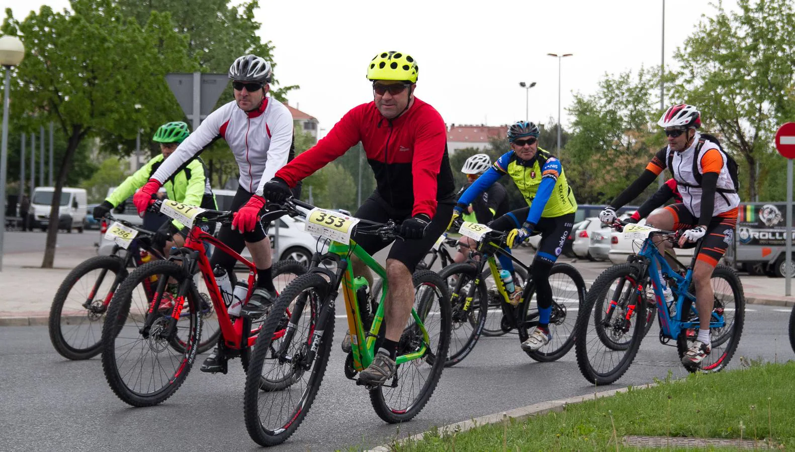 La lluvia no hizo acto de presencia; la temperatura era, incluso, buena para disfrutar de la bicicleta; y el paisaje es único y, además, anticipaba lo que será La Rioja Bike Race, que arrancará en unos días. Así fue la Marcha Solidaria Carlos Coloma con Coopera, que ayer vivió su sexta edición con el concurso de un pelotón que se acercó al medio millar de ciclistas. Los organizadores tenían la previsión de sumar 5.000 euros para apoyar un proyecto educativo en Senegal. Se ha superado, una vez más, la barrera y se demuestra, también una vez más, que el deporte siempre responde a la llamada.