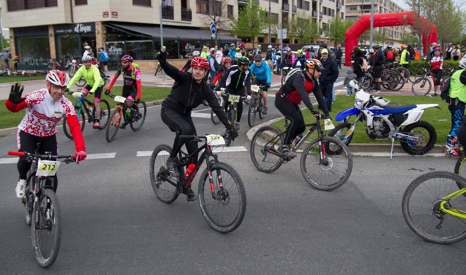 La lluvia no hizo acto de presencia; la temperatura era, incluso, buena para disfrutar de la bicicleta; y el paisaje es único y, además, anticipaba lo que será La Rioja Bike Race, que arrancará en unos días. Así fue la Marcha Solidaria Carlos Coloma con Coopera, que ayer vivió su sexta edición con el concurso de un pelotón que se acercó al medio millar de ciclistas. Los organizadores tenían la previsión de sumar 5.000 euros para apoyar un proyecto educativo en Senegal. Se ha superado, una vez más, la barrera y se demuestra, también una vez más, que el deporte siempre responde a la llamada.