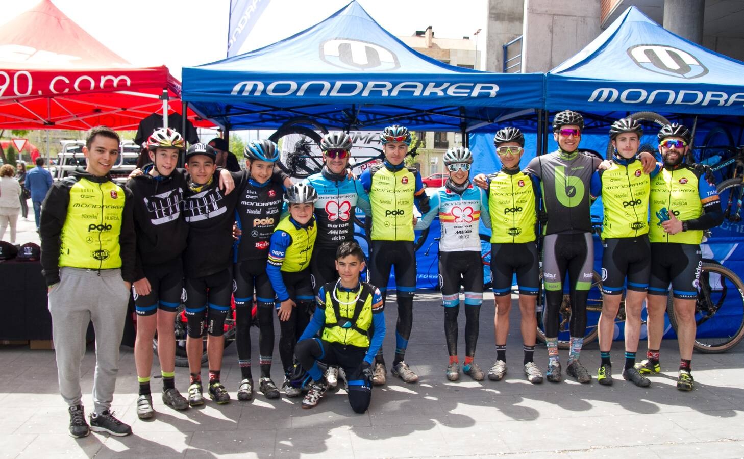 La lluvia no hizo acto de presencia; la temperatura era, incluso, buena para disfrutar de la bicicleta; y el paisaje es único y, además, anticipaba lo que será La Rioja Bike Race, que arrancará en unos días. Así fue la Marcha Solidaria Carlos Coloma con Coopera, que ayer vivió su sexta edición con el concurso de un pelotón que se acercó al medio millar de ciclistas. Los organizadores tenían la previsión de sumar 5.000 euros para apoyar un proyecto educativo en Senegal. Se ha superado, una vez más, la barrera y se demuestra, también una vez más, que el deporte siempre responde a la llamada.